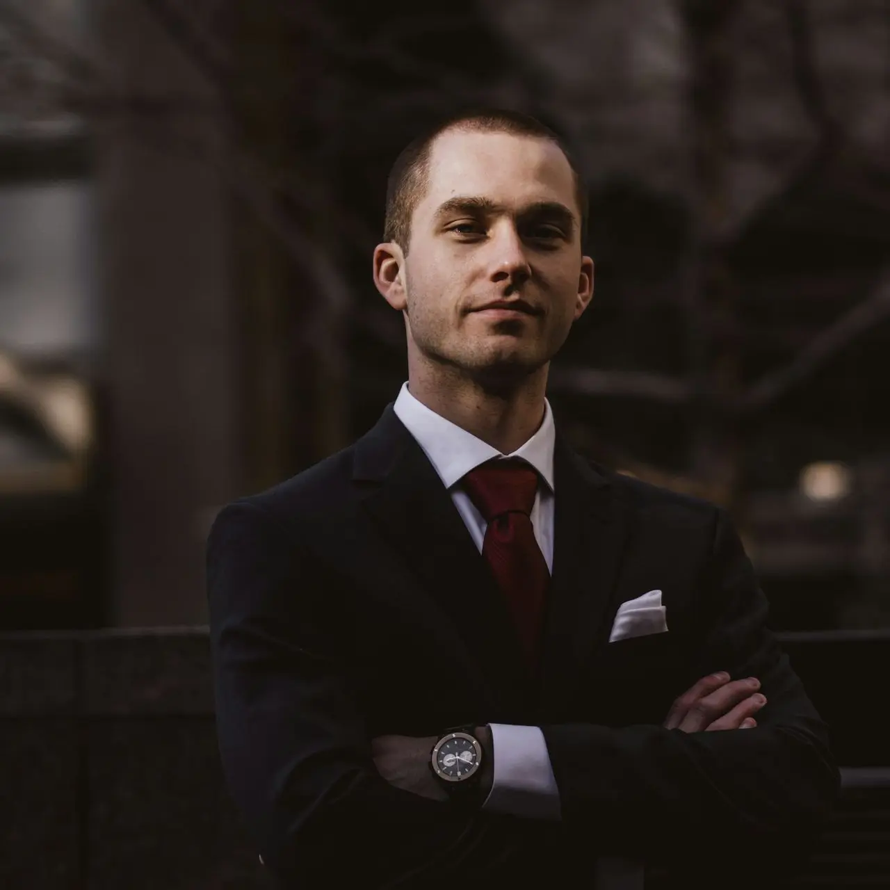 man wearing black notched lapel suit jacket in focus photography