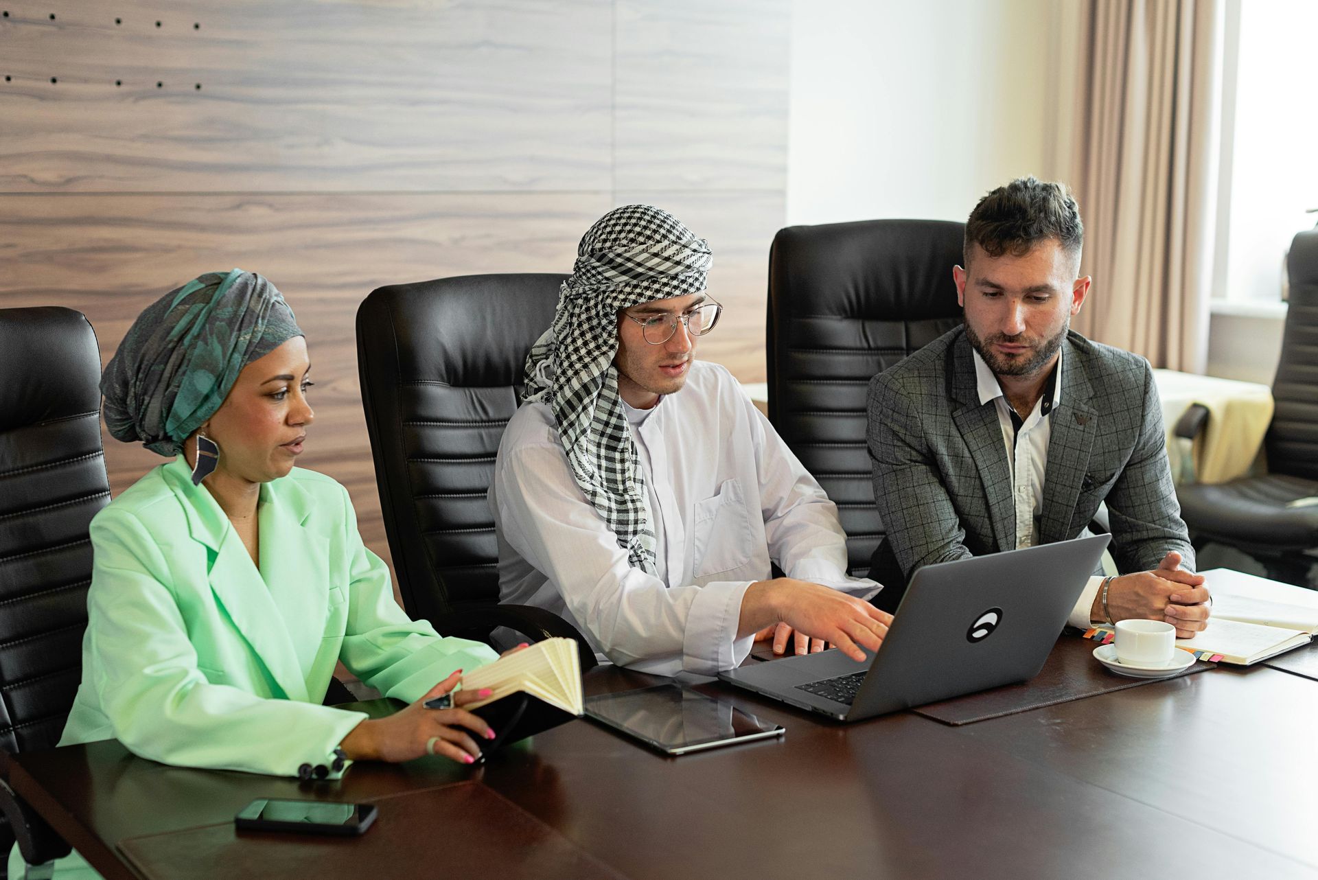 Bizniz - UAE Business License Employees working in an office in the UAE