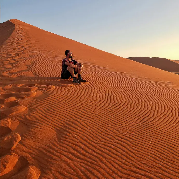 Tourism UAE License A tourist in the UAE dessert travelling